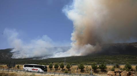 SLeyre Imágenes del incendio en la Sierra de Leyre este miércoles, 15 de junio, con el fuego reactivado por el viento