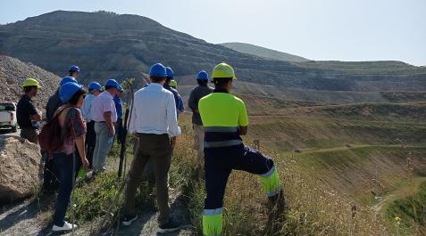 Magnesita Miembros de las comisiones parlamentarias durante la visita al entorno del pastizal de la mina de ‘El Quinto’ de Magna en Eugi