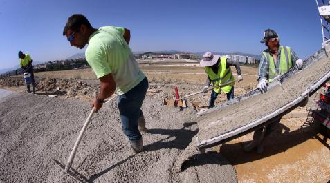 Obreros trabajan echando hormigón en Artica con 37 grados de calor