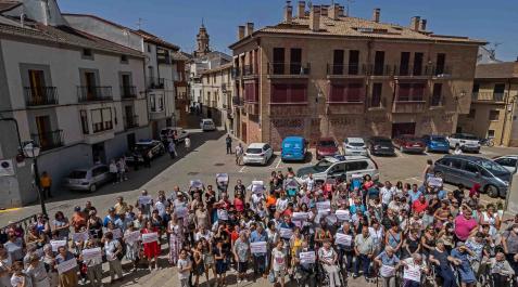 Imagen tomada desde la casa consistorial de Lerín, junto a la que el Ayuntamiento había convocado a los vecinos Imagen tomada desde la casa consistorial de Lerín, junto a la que el Ayuntamiento había convocado a los vecinos