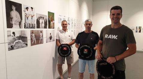 Desde la izda., Ramón Leache Echeverría, Pedro Mª Larrea Goñi y Patxi Eugi Cabodevilla, en la muestra y portando tres txapelas Desde la izda., Ramón Leache Echeverría, Pedro Mª Larrea Goñi y Patxi Eugi Cabodevilla, en la muestra y portando tres txapelas