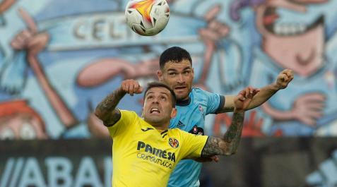 Rubén Peña disputa un balón de cabeza ante el Celta Rubén Peña
