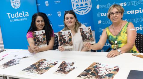 LOURDES A: BLANCA ALDANONDO
F: 16/06/2022
P: DE IZDA. A DCHA.; VERONICA GORMEDINO LOPEZ (CONCEJALA FESTEJOS), SARA FERNANDEZ CORDON Y ASCEN LAINEZ ESCOS
L: TUDELA
T: PRESENTACION DEL PROGRAMA DE FIESTAS DE SAN JUAN (BARRIO DE LOURDES)