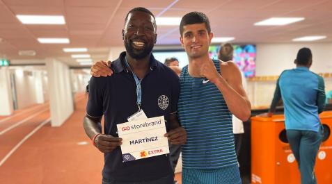 Asier Asier Martínez celebra junto a su entrenador, François Beoringyan, su segundo puesto en Oslo