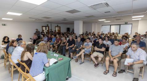 La sala del centro vecinal de Erripagaña se llenó de asistentes, con más de 150 vecinos La sala del centro vecinal de Erripagaña se llenó de asistentes, con más de 150 vecinos