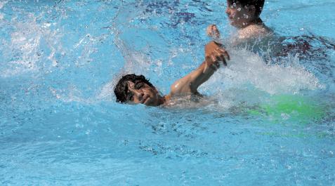 Dos jóvenes nadan en las piscinas de Aranzadi estos días de intenso calor.