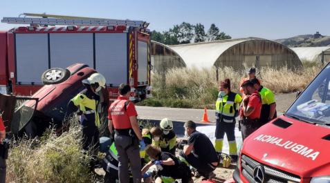 Bomberos y personal sanitario atiende al fallecido en el momento del accidente en la NA-128 en Caparroso Bomberos y personal sanitario atiende al fallecido en el momento del accidente en la NA-128 en Caparroso