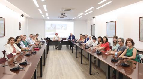 Constitución del Comité de Bioética, presidido por la consejera de Salud, Santos Induráin. Constitución del Comité de Bioética, presidido por la consejera de Salud, Santos Induráin.