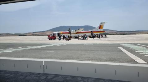 Tensión en el aeropuerto de Noáin por el cambio a un avión más pequeño.