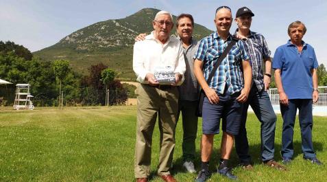Desde la izda.: Miguel Ángel Vera Ayanz (con el libro del 50 aniversario del torneo de fútbol Higa de Monreal), Txema García Aróstegui, Jesús Ángel Fernández Imízcoz, Pello García Aizpún y José Ignacio Beorlegui Berruezo, ayer en Monreal ante la Higa. Desde la izda.: Miguel Ángel Vera Ayanz (con el libro del 50 aniversario del torneo de fútbol Higa de Monreal), Txema García Aróstegui, Jesús Ángel Fernández Imízcoz, Pello García Aizpún y José Ignacio Beorlegui Berruezo, ayer en Monreal ante la Higa.