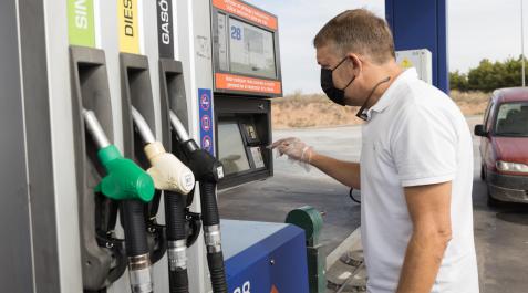 surtidor Un automovilista selecciona el combustible en un surtidor de autopago