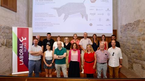 Microrrelatos Los galardonados posan en la foto de familia tras la entrega de los galardones del XIV Certamen de Microrrelatos de San Fermín