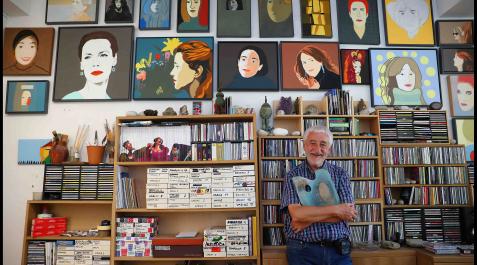 Pedro Salaberri sonríe divertido junto a una ordenada estantería llena de pinturas, libros y CD’s. En su estudio de la calle Pozoblanco también cuelgan varios retratos de cantantes, actrices y amigas realizados a lo largo de los años Pedro Salaberri sonríe divertido junto a una ordenada estantería llena de pinturas, libros y CD’s. En su estudio de la calle Pozoblanco también cuelgan varios retratos de cantantes, actrices y amigas realizados a lo largo de los años