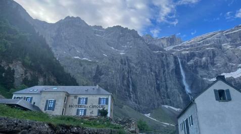 gavarnie El hotel du Cirque et Cascade, con la cascada de Gavarnie al fondo