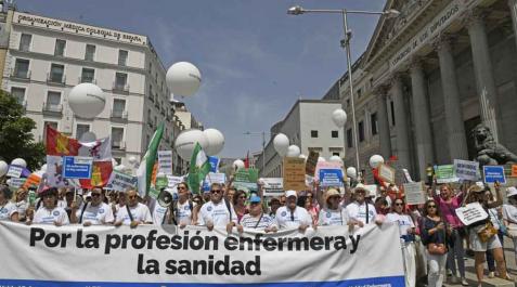 Manifestación de enfermería La cabecera de la manifestación, a la altura del Congreso