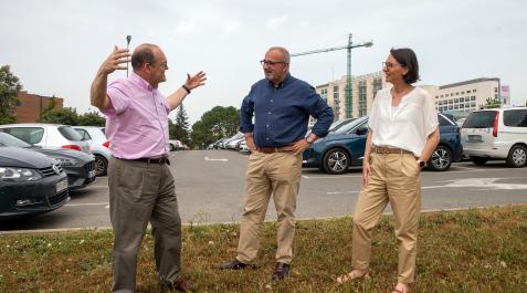 Patxi Mangado, Ignacio López Goñi e Inmaculada Pascual, en el aparcamiento del CIMA, en los terrenos donde se levantará el futuro edificio del Bioma Patxi Mangado, Ignacio López Goñi e Inmaculada Pascual, en el aparcamiento del CIMA, en los terrenos donde se levantará el futuro edificio del Bioma