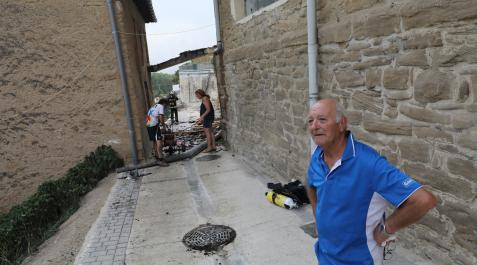 Desolado por el desastre que contempló a su alrededor, Antonio Larumbe Ansoáin. Perdió dos casas familiares y salvó a tres perros Desolado por el desastre que contempló a su alrededor, Antonio Larumbe Ansoáin. Perdió dos casas familiares y salvó a tres perros
