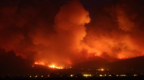 VALTIERRA, BAJO EL FUEGO Imagen tomada a última hora de ayer en la que se ve el casco urbano de Valtierra con el fuego amenazando las viviendas VALTIERRA, BAJO EL FUEGO Imagen tomada a última hora de ayer en la que se ve el casco urbano de Valtierra con el fuego amenazando las viviendas