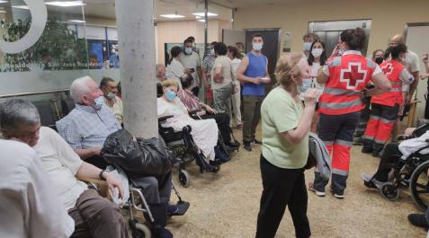 Varios usuarios de la residencia de Valtierra, esperando su traslado a Pamplona Varios usuarios de la residencia de Valtierra, esperando su traslado a Pamplona