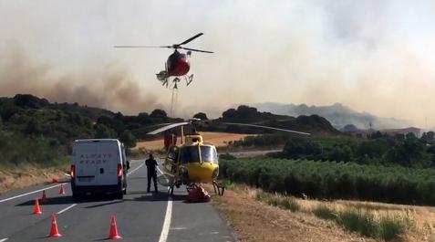 Vídeo del incendio en San Martín de Unx La localidad de San Martín de Unx ha tenido que ser desalojada esta madrugada por el incendio declarado horas antes en Ujué. Los helicópteros están repostando a 2 kms de esa localidad.