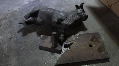 El Torico de Teruel, tras caer al suelo El Torico de Teruel, tras caer al suelo