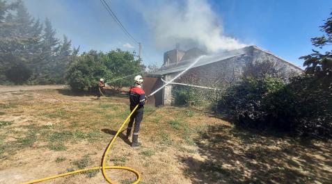 bomberos-arginariz Los bomberos tratan de apagar las llamas de una de las viviendas ardiendo en Arguiñáriz