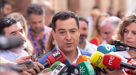 Juanma Moreno atiende a los medios Juanma Moreno atiende a los medios