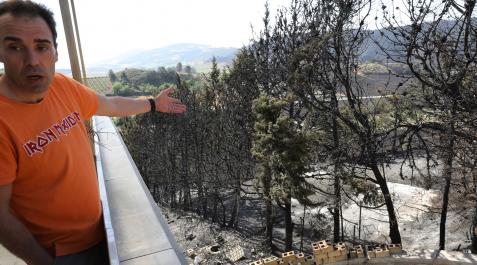 Pablo San Martín muestra el terreno afectado en Obanos por el incendio del sábado, que quemó la casa de al lado y prendió el jardín y una terraza con césped artificial de la suya Pablo San Martín