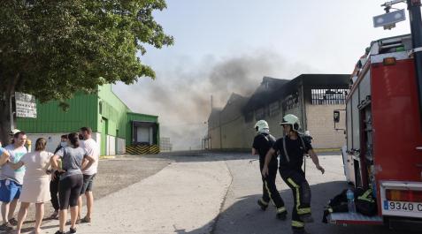 bomberos Valtierra Los bomberos trabajaban en sofocar el incendio de la empresa Planasa de Valtierra