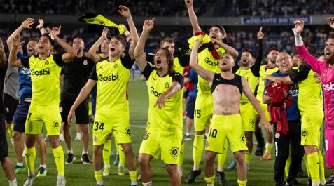 Los jugadores del Girona C.F. celebran el ascenso de su equipo a primera división tras derrotar al Tenerife