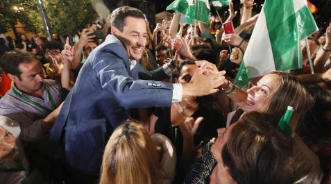 Juanma Moreno El candidato del PP a la reelección de la Junta de Andalucía, Juanma Moreno, a las puertas de la sede del partido en Sevilla agradece a toda la gente que le espera tras lograr el mejor resultado de la historia del PP en Andalucía en votos y escaños
