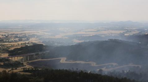 incendio-perdon Fotos de los incendios en Navarra este lunes. Los bomberos trabajan en la extinción del incendio de la sierra del Perdón.