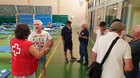 Vecinos de Lerga y personal de Cruz Roja Sangüesa, en el polideportivo sangüesino, este lunes Vecinos de Lerga y personal de Cruz Roja Sangüesa, en el polideportivo sangüesino, este lunes