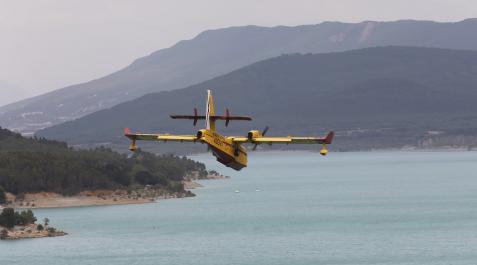 Yesa Fotos de los incendios en Navarra este lunes. Un hidroavión carga agua en el embalse de Yesa para atacar las llamas de los incendios de la zona