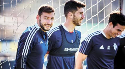 Monca El jugador, que se encuentra de vacaciones en México, durante un entrenamiento de la temporada que acaba de concluir junto a David García y Manu Sánchez