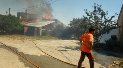 Una casa arde en la localidad de Arguiñáriz durante la tarde del domingo Arguiñáriz