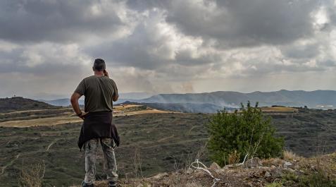 Alberto Jurío, vecino de Ujué, habla por teléfono mientras observa el campo quemado alrededor del pueblo. Un paisaje desolador que se repite en todo el entorno de Ujué Alberto Jurío, vecino de Ujué, habla por teléfono mientras observa el campo quemado alrededor del pueblo. Un paisaje desolador que se repite en todo el entorno de Ujué