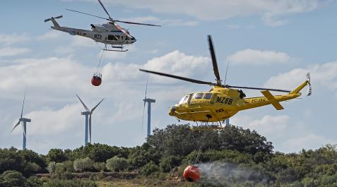 helicopteros-extincion-martin-unx Dos helicópteros de extinción de incendios vierten agua en el incendio de la zona de San Martín de Unx.
