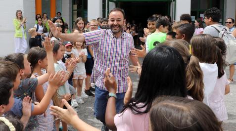 Familias y docentes despidieron a Miguel Zafra, director del colegio San Juan de la Cadena de Pamplona
