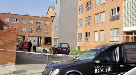 crimen en Tafalla Policía Foral y servicios funerarios, en el lugar del suceso en Tafalla