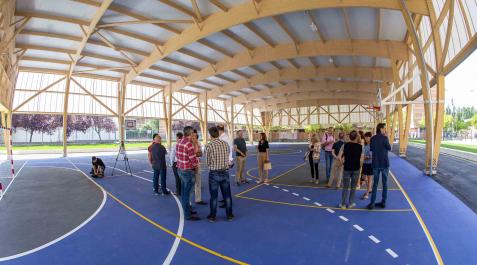 Concejales en la visita al colegio, ayer. Varios vecinos protestaron en el exterior de la valla Concejales en la visita al colegio, ayer. Varios vecinos protestaron en el exterior de la valla