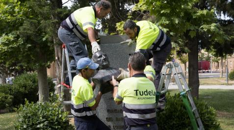 lasa01 A: BLANCA ALDANONDO
F: 21/06/2022
P:
L: TUDELA
T: TRASLADO DEL BUSTO DEL PADRE LASA DESDE SU EMPLAZAMIENTO HASTA LA PLAZA DE PERRINCHE DURANTE LAS OBRAS DE REMODELACION DE LA PLAZA PADRE LASA