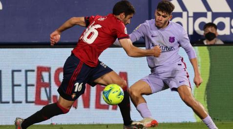 Abde Ez Abde intenta frenar a Cote en el Osasuna-Barcelona de la pasada temporada. Marcó un gol