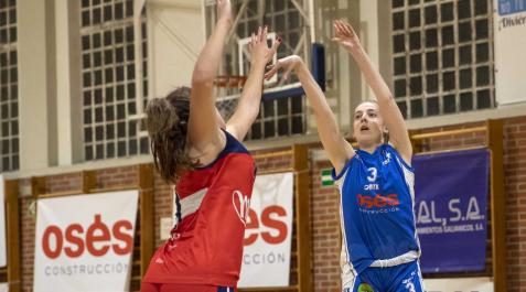 Paula Marcos, de azul, durante un partido con el Osés Paula Marcos, de azul, durante un partido con el Osés