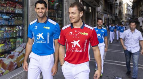 Unai Laso pasea junto a Jon Ander Albisu por las calles del Casco Viejo de Pamplona, luciendo la camiseta colorada de campeón manomanista