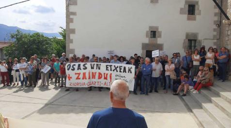 Concentración de vecinos de Sakana por la falta de médicos en Alsasua hace dos semanas Concentración de vecinos de Sakana por la falta de médicos en Alsasua hace dos semanas
