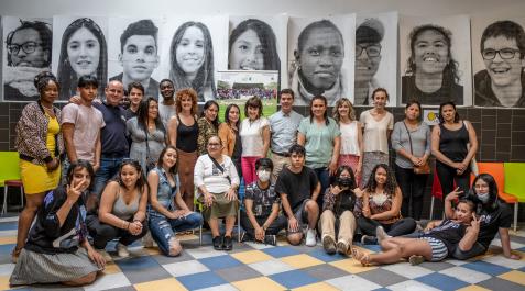 asociacion-sei Mujeres y adolescentes participantes en los programas de la Asociación SEI junto al consejero Eduardo Santos, la directora General de Políticas Migratorias, Patricia Ruiz de Irizar, y la directora del Servicio Karibu, Virginia Eraso