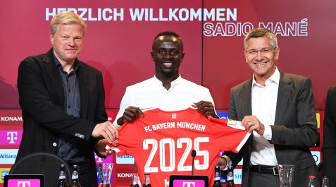 Bayern Munich present (35078659) El directivo del Bayern, Oliver Kahn (izda.) junto a Sadio Mané (centro) y al presidente del club bávaro, Herbert Hainer, en la presentación del delantero