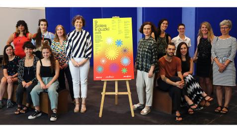Sentadas, de izquierda a derecha, Mayte Velaz, Raquel Jara, Paula Puchalt, Sergio Navarro y Laida Aldaz. De pie, de izquierda a derecha, Andrea Ganuza, Miren Asiain Lora, Susana Herreros, Rebeca Esnaola, Mercedes Jover, Inés Aubert, Ana García, Elisa Arteta y Alex Baurés