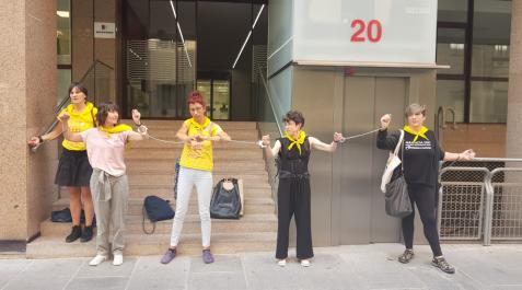 Imagen de las trabajadoras de la Plataforma 0-3, encadenadas frente a la puerta de la FNMC Imagen de las trabajadoras de la Plataforma 0-3, encadenadas frente a la puerta de la FNMC